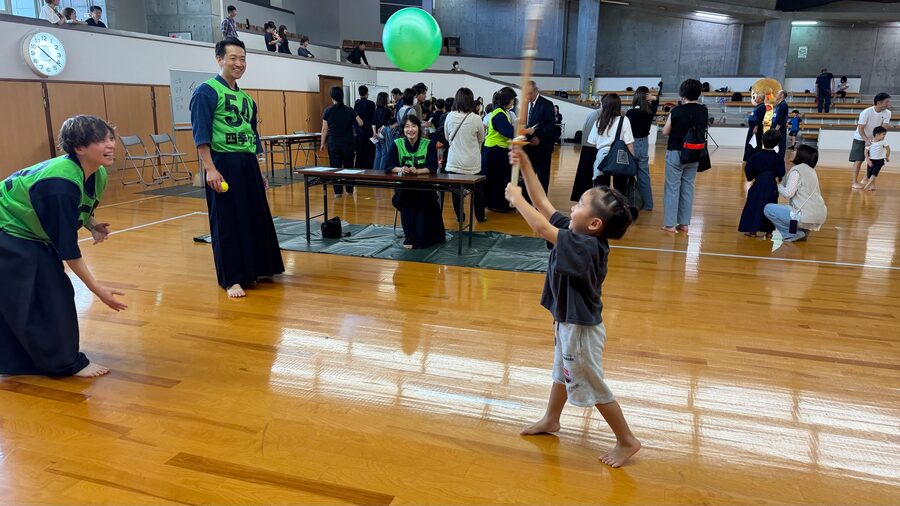 竹刀で風船を割る子ども