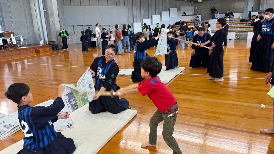 竹刀で新聞を切る子ども