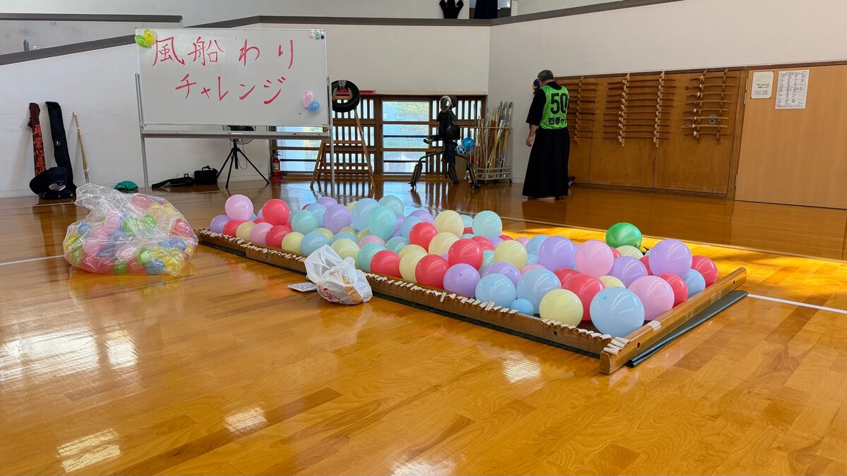 風船割りチャレンジのために並べた色とりどりの風船