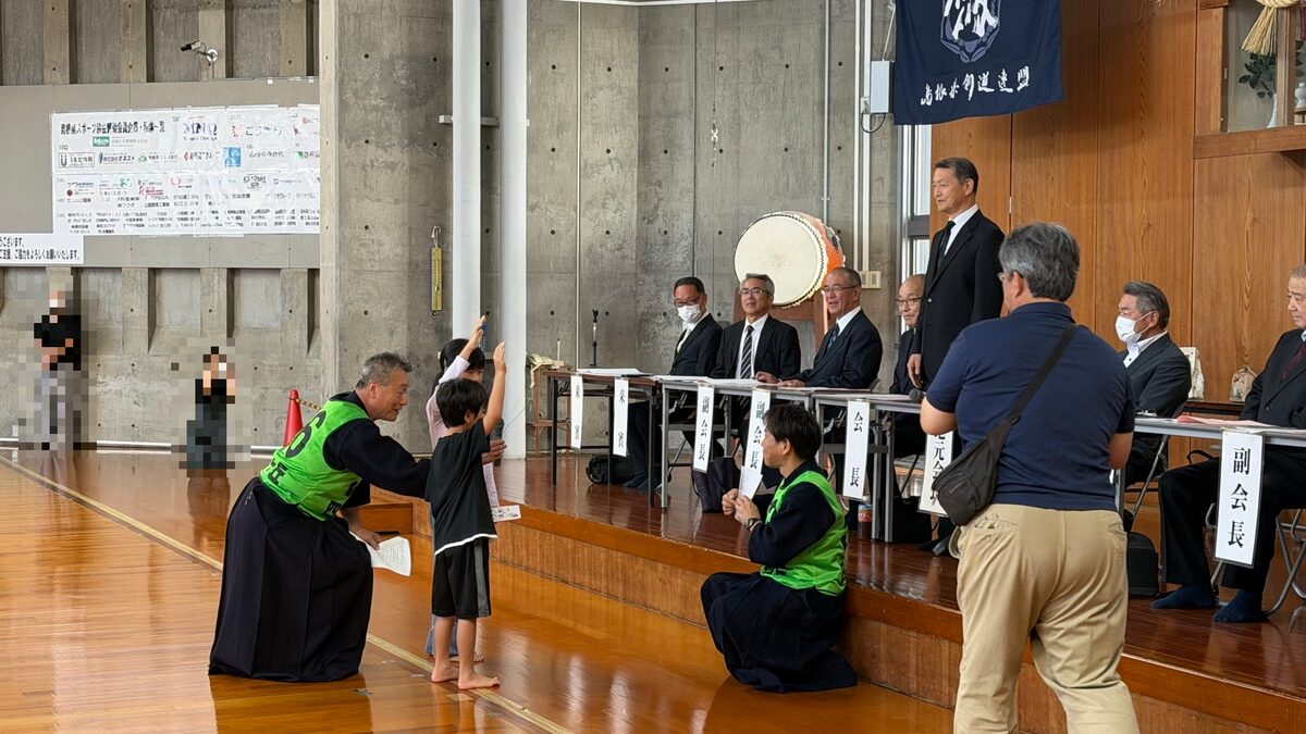 開会式で選手宣誓をする子ども