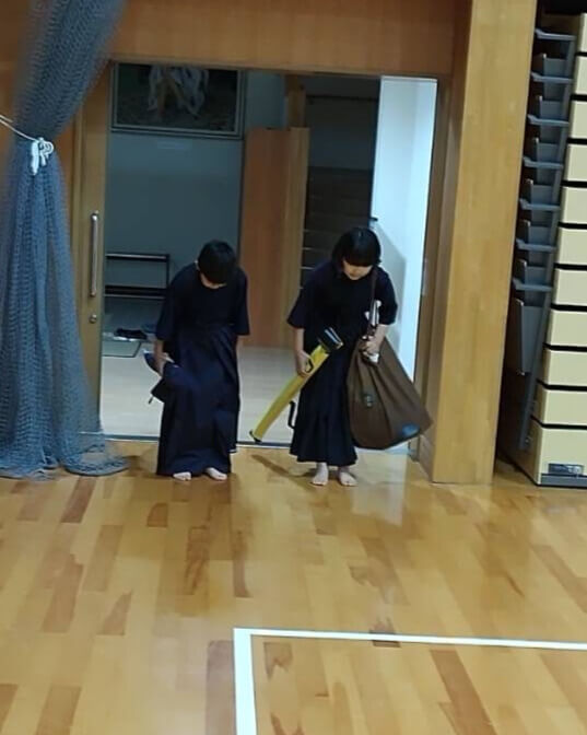 道場に入る前に一礼する子どもたち