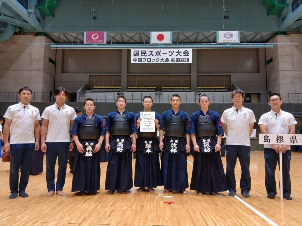 表彰状を持って記念撮影する島根県少年男子の選手と監督