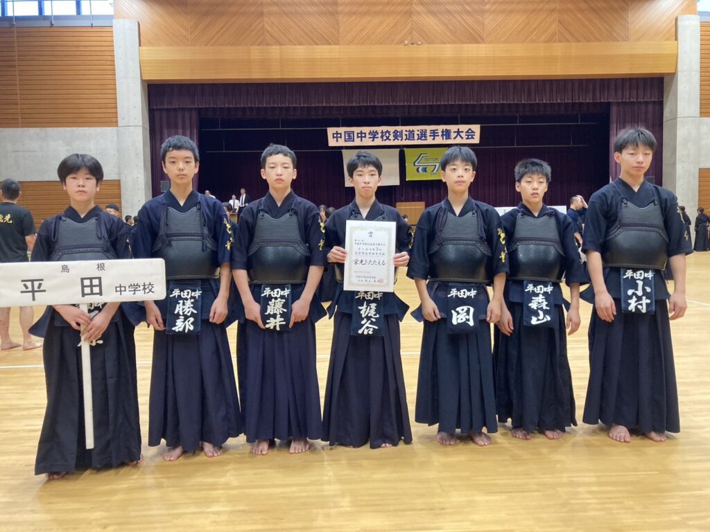 賞状を持って記念撮影する出雲市立平田中学校の男子選手たち