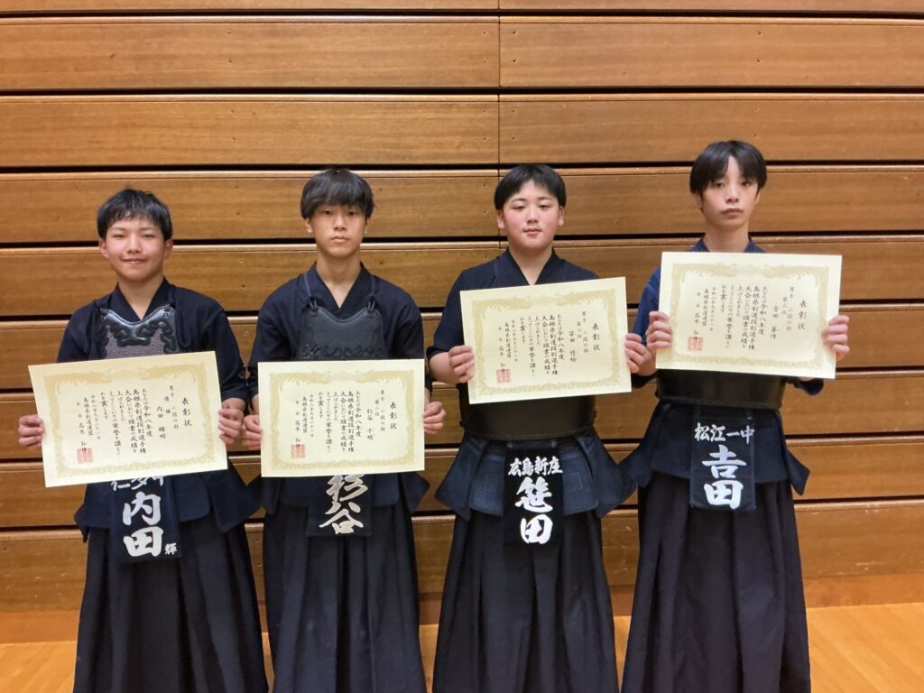 男子二段の部の入賞者4名が賞状を持って並ぶ