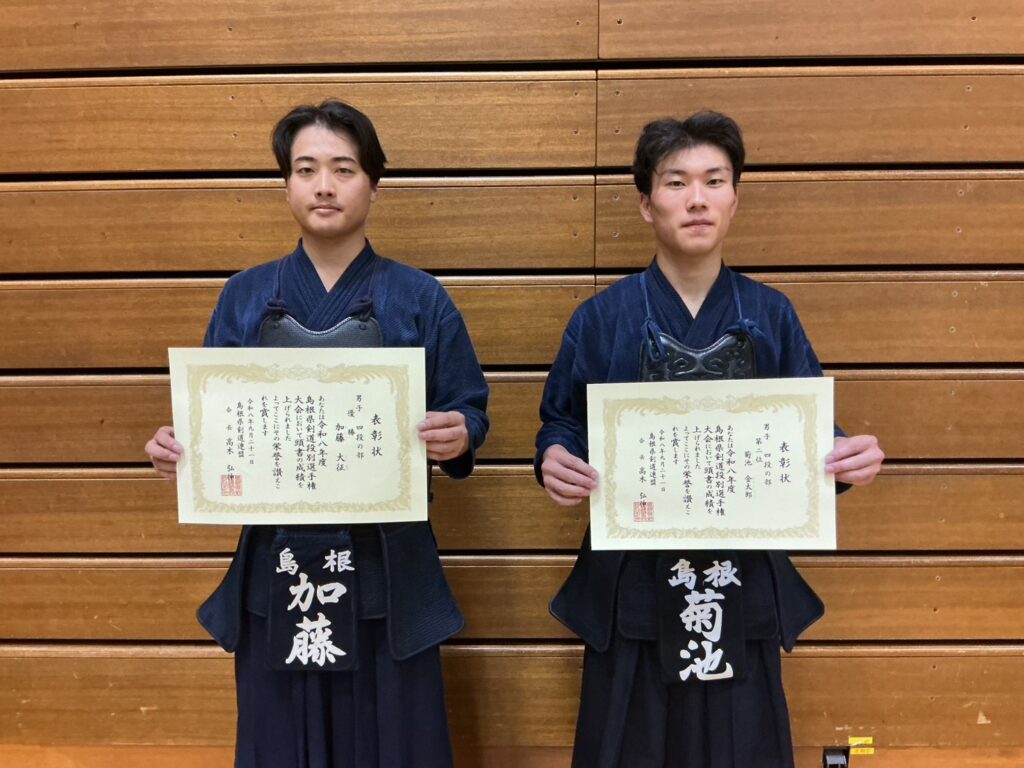 男子四段の部の入賞者2名が賞状を持って並ぶ
