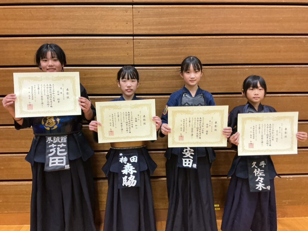 女子小学5・6年生の部の入賞者4名が賞状を持って並ぶ
