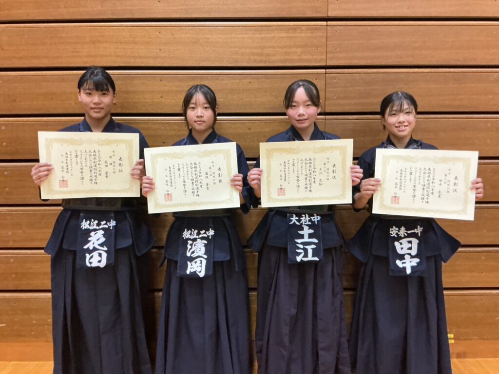 女子段外の部の入賞者4名が賞状を持って並ぶ