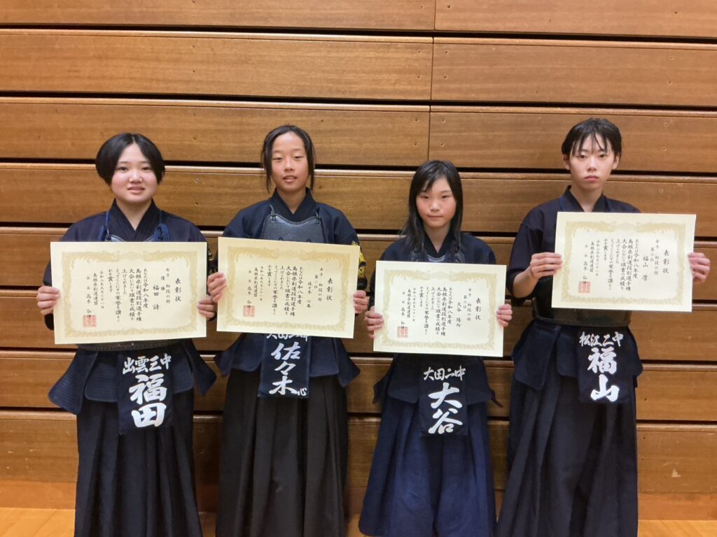 女子初段の部の入賞者4名が賞状を持って並ぶ