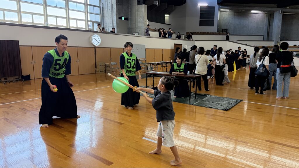 竹刀で風船を割る子ども