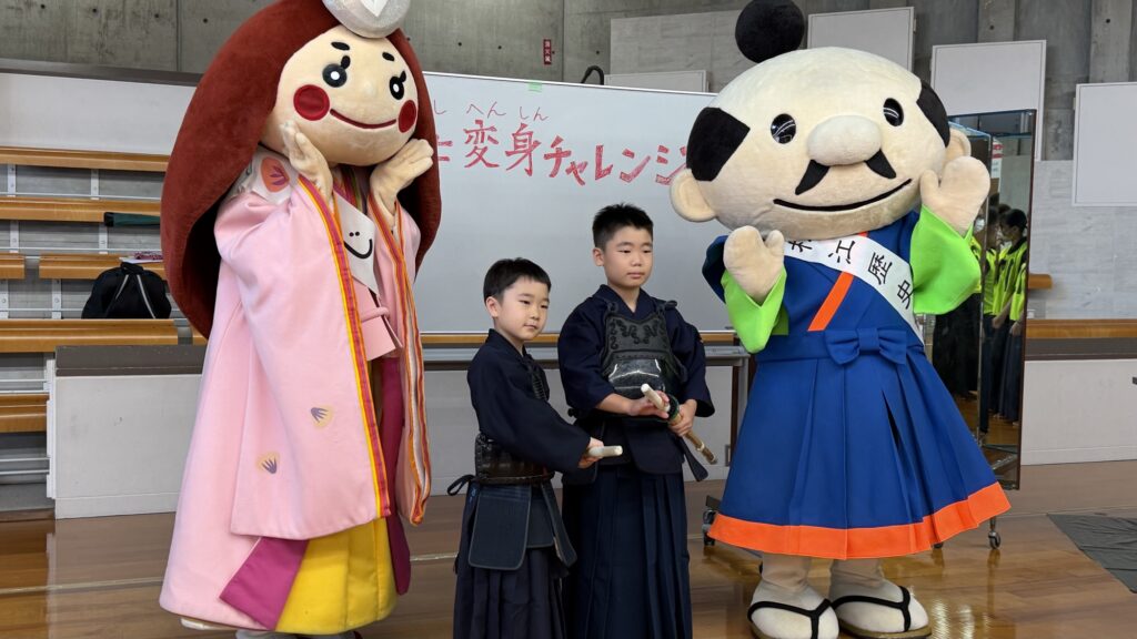 剣士に変身した子どもたちと、しじみ姫・あっぱれくん