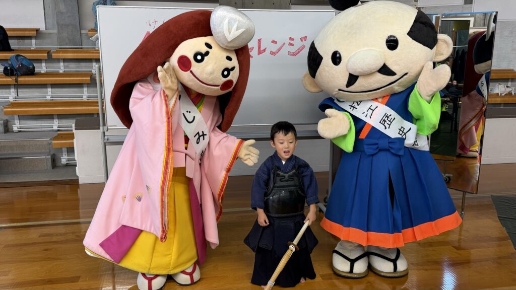 剣士に変身した子どもと、しじみ姫・あっぱれくん