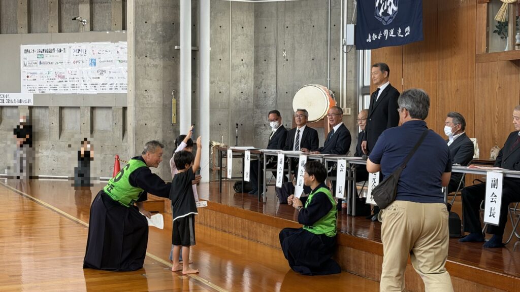 開会式で選手宣誓をする子ども