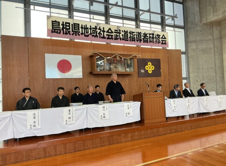 壇上に講師と来賓が並ぶ
