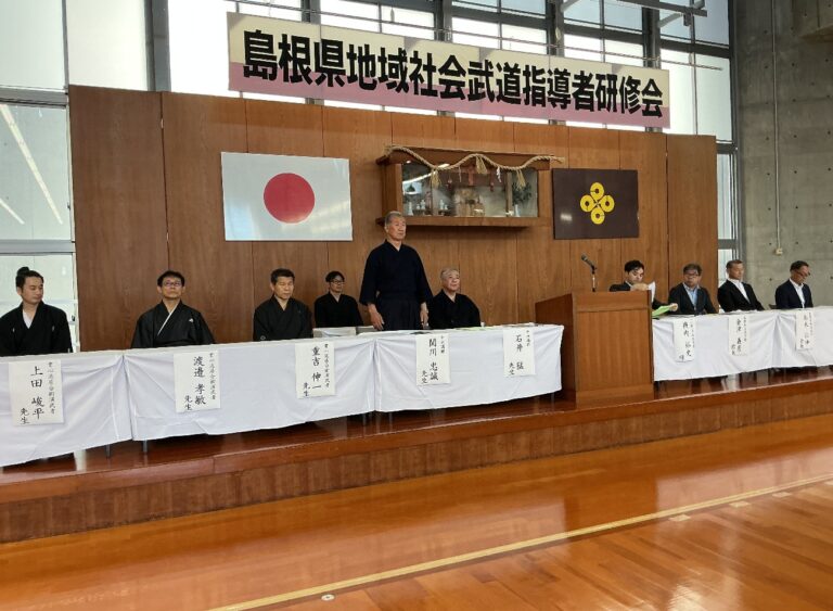 壇上に講師と来賓が並ぶ