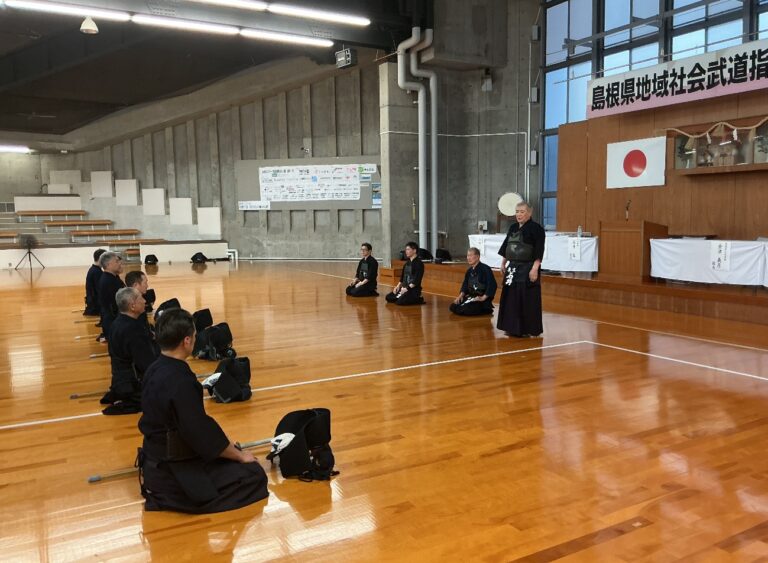 正座して講師の話を聞く受講者