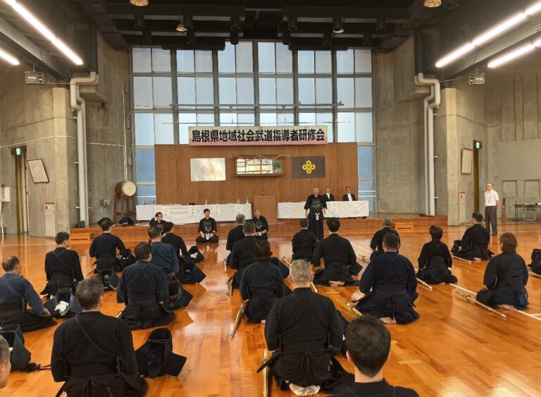 正座して講師の話を聞く受講者