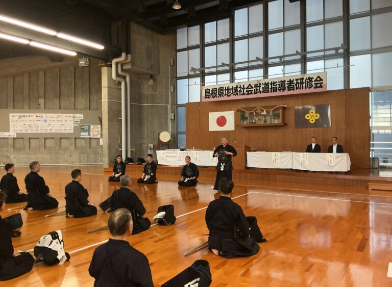 正座して講師の話を聞く受講者