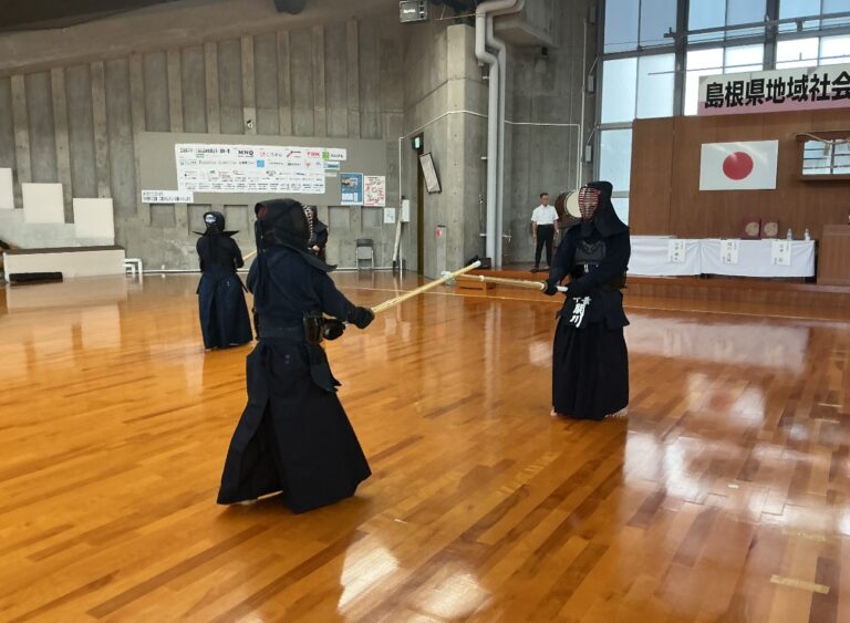 面を着けて稽古する受講者