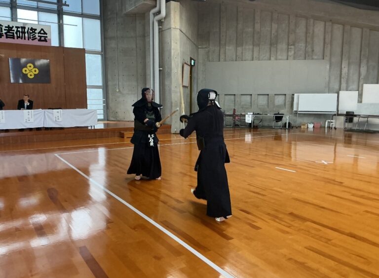 面を着けて稽古する受講者