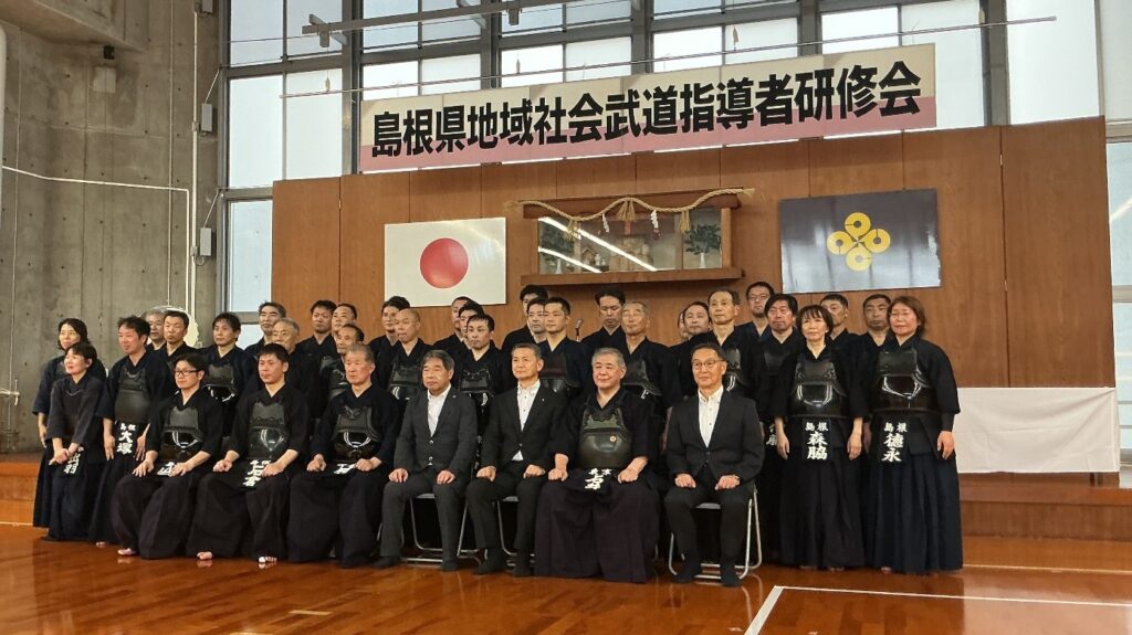 研修会の講師と受講者の集合写真