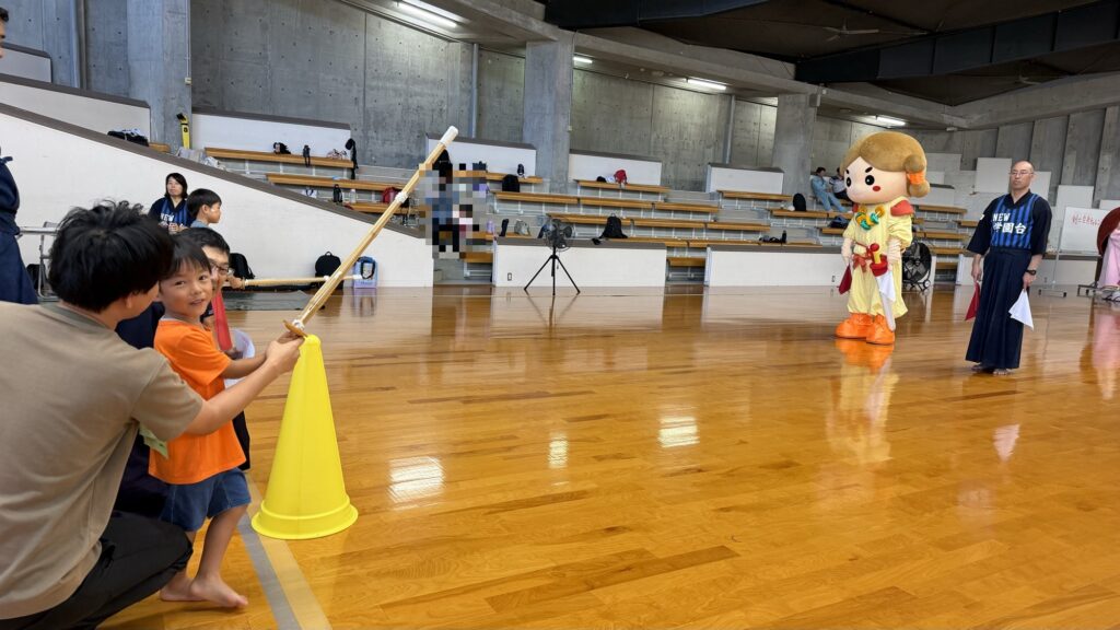 竹刀を構えて大声チャレンジに挑む子ども