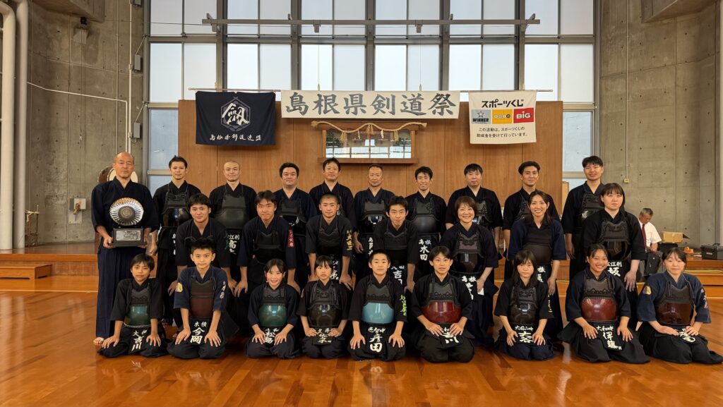 西軍の選手たちが優勝杯を囲んで並ぶ