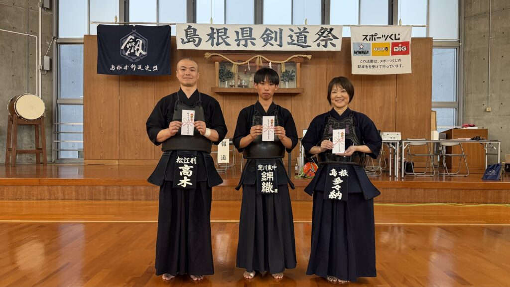優秀選手の3名がのし袋を持って並ぶ